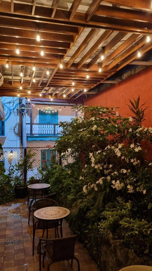 Amina Inn Flores Extérieur photo